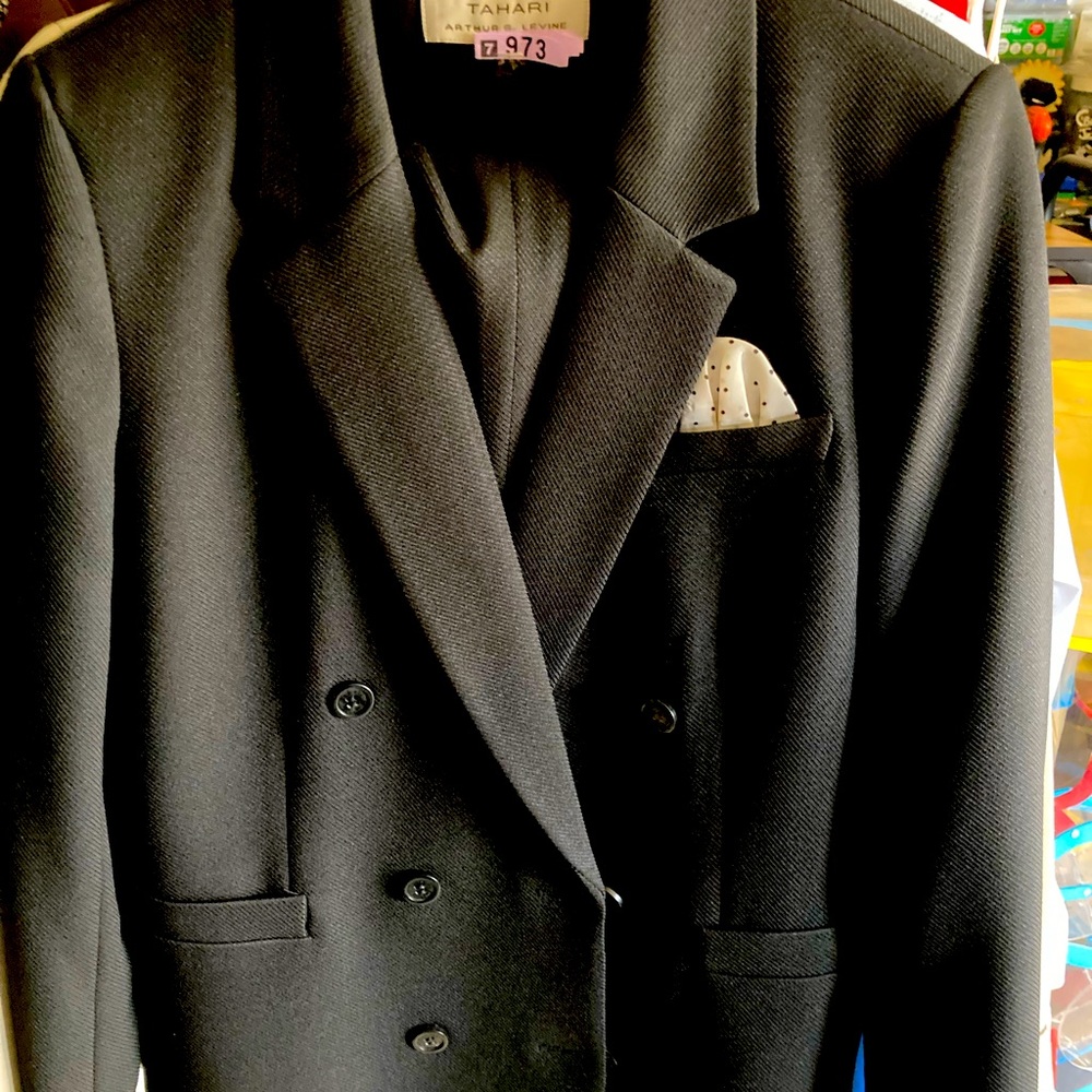 Women’s Tahari double breasted suit size 8 great condition